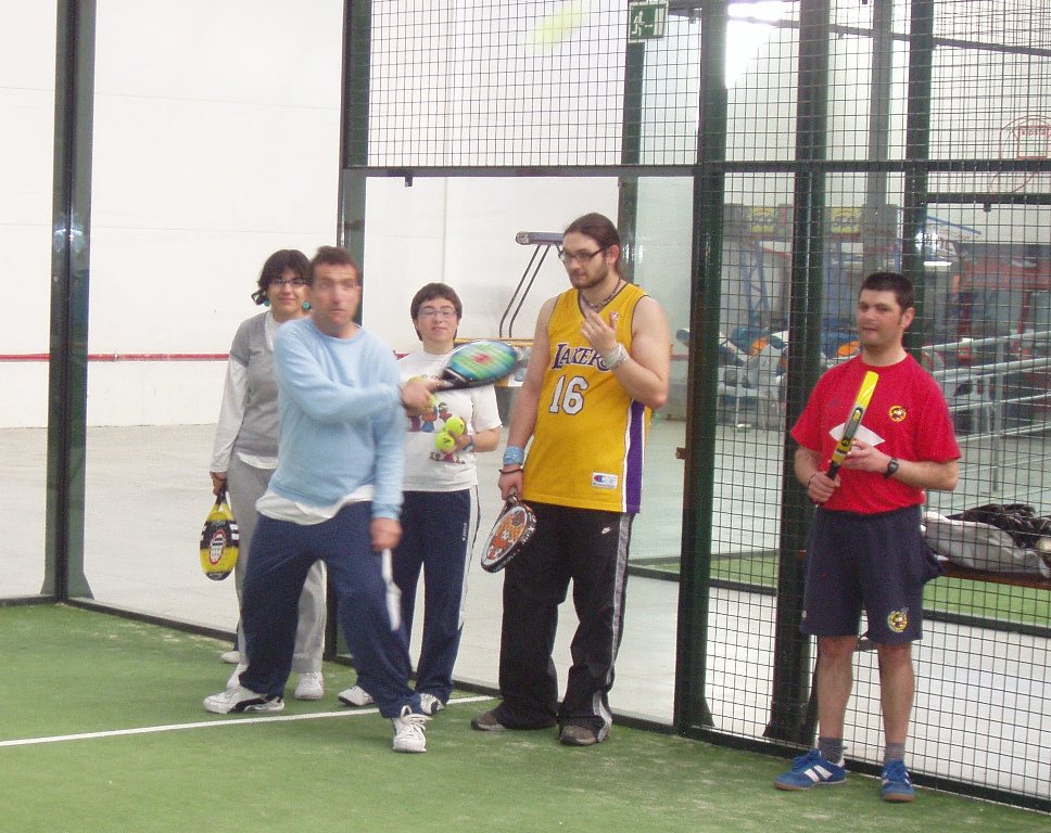 Deportistas practicando padel